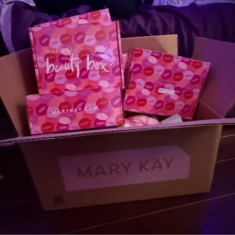 Mary Kay Beauty Box Set - Pink